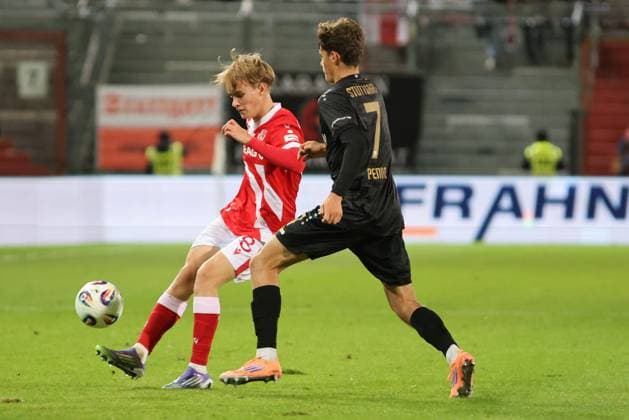 8 Lukas Michelbrink (Energie Cottbus, l.), 7 Lauri Penna (Stuttgart) Fussball 3. Liga 2025 2026 FC Energie Cottbus - VfB Stuttgart II