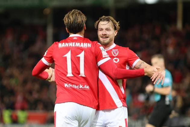 11 Moritz Hannemann (Energie Cottbus, l.) und 3 Henry Rorig (Energie Cottbus) bejubeln das 5-0 Fussball 3. Liga 2025 2026 FC Energie Cottbus - VfB Stuttgart II