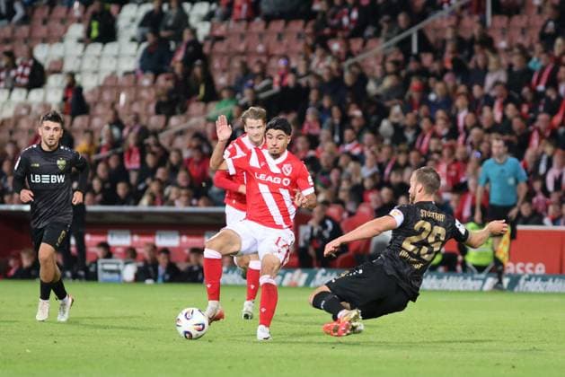 17 Can Moustfa (Energie Cottbus, l.), 29 Dominik Nothnagel (Stuttgart) Fussball 3. Liga 2025 2026 FC Energie Cottbus - VfB Stuttgart II