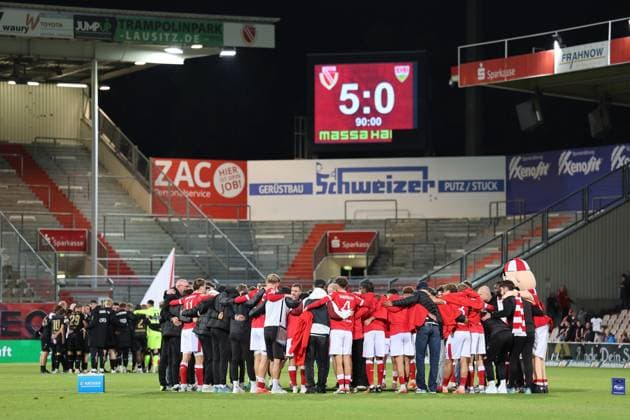 Spielerkreis auf dem Feld Fussball 3. Liga 2025 2026 FC Energie Cottbus - VfB Stuttgart II