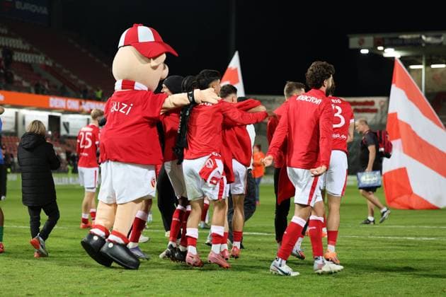 Energie feiert den Sieg Fussball 3. Liga 2025 2026 FC Energie Cottbus - VfB Stuttgart II