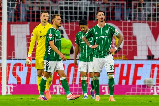 GER, DFB, FC Bayern Muenchen vs. SV Werder Bremen 26.09.2025, Allianz Arena, Muenchen, GER, DFB, FC Bayern Muenchen vs. SV Werder Bremen , im Bild enttäuscht enttaeuscht traurig dissapointed nach dem 3-0 Karl Hein (Werder Bremen 13) Senne Lynen (Werder Bremen 14) Yukinari Sugawara (Werder Bremen 3) Marco Friedl (Werder Bremen 32)