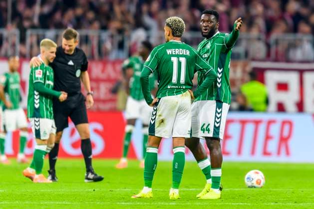 GER, DFB, FC Bayern Muenchen vs. SV Werder Bremen 26.09.2025, Allianz Arena, Muenchen, GER, DFB, FC Bayern Muenchen vs. SV Werder Bremen , im Bild enttäuscht enttaeuscht traurig dissapointed nach dem 3-0 Justin Njinmah (Werder Bremen 11) Victor Boniface (Werder Bremen 44)