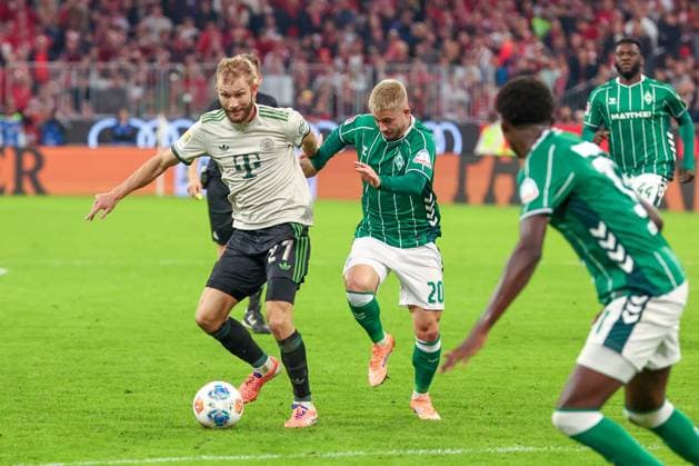 Konrad Laimer 27 (FC Bayern Muenchen) in Aktion mit Romano Schmid 20 (SV Werder Bremen), FC Bayern Muenchen vs. SV Werder Bremen, DFL, Bundesliga, Saison 2025 2026, Allianz Arena, Hinrunde, 5. Spieltag, 26.09.2025 DFB regulations prohibit any use of photographs as image sequences and or quasi-video Muenchen Bayern Deutschland