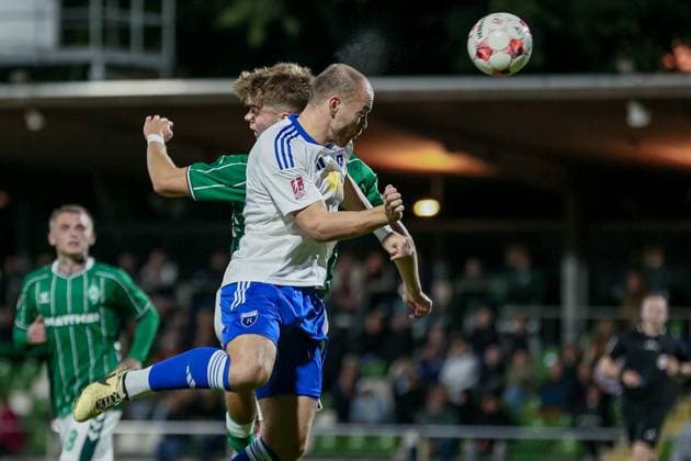 v.li.: Mick Schmetgens (SV Werder Bremen II, 4) und Jarno Janssen (BSV Kickers Emden, 28) im Kopfballduell, Kopfball, Zweikampf, Action, Aktion, Spielszene, 26.09.2025, Bremen (Deutschland), Fussball, Regionalliga Nord, SV Werder Bremen II - BSV Kickers Emden