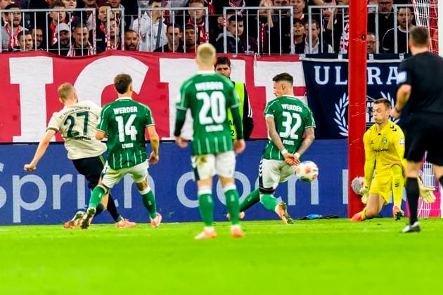 GER, DFB, FC Bayern Muenchen vs. SV Werder Bremen 26.09.2025, Allianz Arena, Muenchen, GER, DFB, FC Bayern Muenchen vs. SV Werder Bremen , im Bild Torschuss zum 4-0 von Konrad Laimer (FCB 27)mit Karl Hein (Werder Bremen 13) Senne Lynen (Werder Bremen 14) Romano Schmid (Werder Bremen 20) Marco Friedl (Werder Bremen 32)