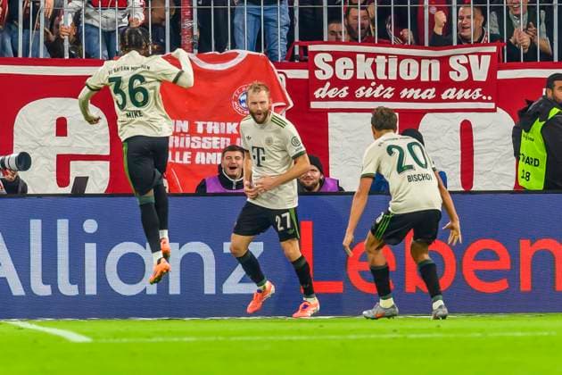 GER, DFB, FC Bayern Muenchen vs. SV Werder Bremen 26.09.2025, Allianz Arena, Muenchen, GER, DFB, FC Bayern Muenchen vs. SV Werder Bremen , im Bild Jubel nach dem Tor zum nach dem 4-0 durch Konrad Laimer (FCB 27)mit Mike (FCB 36) und Tom Bischof (FCB 20)