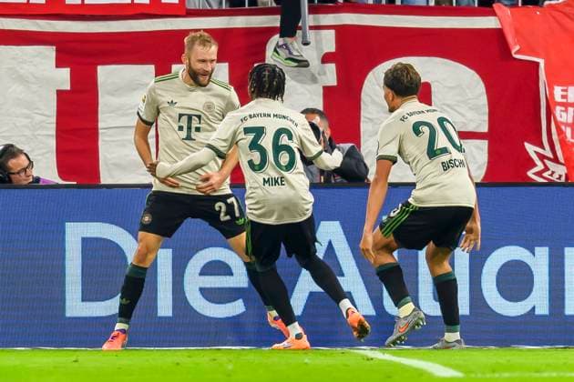 GER, DFB, FC Bayern Muenchen vs. SV Werder Bremen 26.09.2025, Allianz Arena, Muenchen, GER, DFB, FC Bayern Muenchen vs. SV Werder Bremen , im Bild Jubel nach dem Tor zum nach dem 4-0 durch Konrad Laimer (FCB 27)mit Mike (FCB 36) und Tom Bischof (FCB 20)