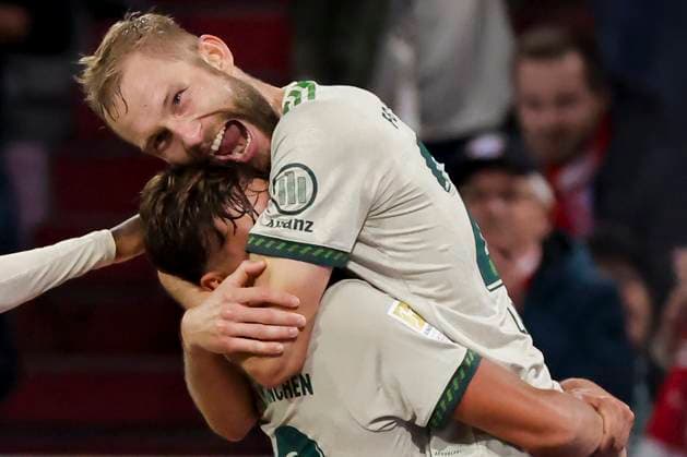 Sport Bilder des Tages Konrad Laimer (FC Bayern Muenchen) bejubelt seinen Treffer zum 4:0 mit Tom Bischof (FC Bayern Muenchen), Bundesliga, FC Bayern München v SV Werder Bremen, Allianz Arena am 26. September 2025 in München, Deutschland. (Foto von Marco Steinbrenner DeFodi Images) Konrad Laimer (FC Bayern Muenchen) celebrates after scoring his teams fourth goal with Tom Bischof (FC Bayern Muenchen), Bundesliga, FC Bayern München v SV Werder Bremen, Allianz Arena, September 26, 2025 in München, Germany. (Photo by Marco Steinbrenner DeFodi Images) DFL regulations prohibit any use of photographs as image sequences and or quasi-video. Konrad Laimer FC Bayern Muenchen celebrates his teams fourth goal with Tom Bischof FC Bayern Muenchen , Bundesliga, FC Bayern München v SV Werder Bremen, Allianz Arena, September 26, 2025 in Munich, Germany Photo by Marco Steinbrenner DeFodi Images Konrad Laimer FC Bayern Muenchen celebrates after scoring his teams fourth goal with Tom Bischof FC Bayern Muenchen , Bundesliga, FC Bayern München v SV Werder Bremen, Allianz Arena, September 26, 2025 in München, Germany Photo by Marco Steinbrenner DeFodi Images DFL regulations prohibit any use of photographs as image sequences and or quasi video