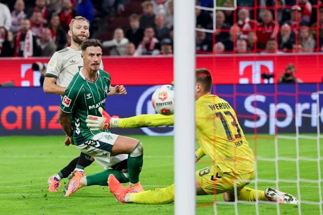 Konrad Laimer (FC Bayern Muenchen) erzielt mit diesem Schuss vorbei an Marco Friedl (Werder Bremen) und Torhueter Karl Hein (Werder Bremen) das Tor zum 4:0, Bundesliga, FC Bayern München v SV Werder Bremen, Allianz Arena am 26. September 2025 in München, Deutschland. (Foto von Marco Steinbrenner DeFodi Images) Konrad Laimer (FC Bayern Muenchen) scores past Marco Friedl (Werder Bremen) and goalkeeper Karl Hein (Werder Bremen) to make it 4-0, Bundesliga, FC Bayern München v SV Werder Bremen, Allianz Arena, September 26, 2025 in München, Germany. (Photo by Marco Steinbrenner DeFodi Images) DFL regulations prohibit any use of photographs as image sequences and or quasi-video. Konrad Laimer FC Bayern Muenchen scores with this shot past Marco Friedl Werder Bremen and goalkeeper Karl Hein Werder Bremen to make it 4 0, Bundesliga, FC Bayern München v SV Werder Bremen, Allianz Arena, September 26, 2025 in Munich, Germany Photo by Marco Steinbrenner DeFodi Images Konrad Laimer FC Bayern Muenchen scores past Marco Friedl Werder Bremen and goalkeeper Karl Hein Werder Bremen to make it 4 0, Bundesliga, FC Bayern München v SV Werder Bremen, Allianz Arena, September 26, 2025 in München, Germany Photo by Marco Steinbrenner DeFodi Images DFL regulations prohibit any use of photographs as image sequences and or quasi video