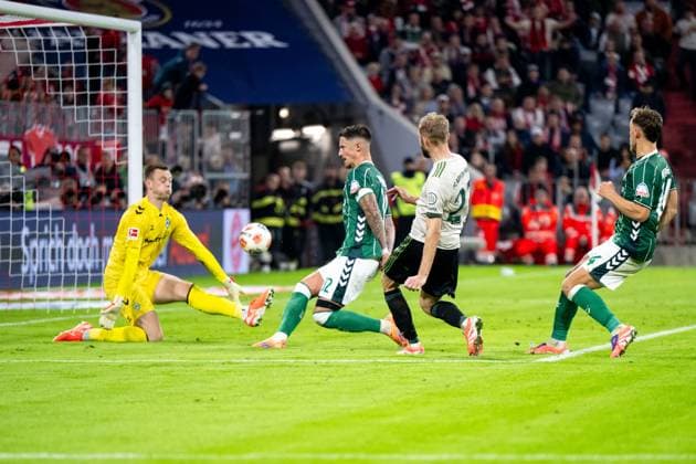 Konrad Laimer (FC Bayern Muenchen, 27) trifft das Tor zum 4:0 im Zweikampf mit Marco Friedl (Werder Bremen, 32), Karl Hein (Werder Bremen, 13), daneben Senne Lynen (Werder Bremen, 14), GER, FC Bayern Muenchen (FCB) vs SV Werder Bremen, Fussball Bundesliga, 5. Spieltag, Saison 2025 2026, 26.09.2025 DFB DFL regulations prohibit any use of photographs as image sequences and or quasi-video GER, FC Bayern Muenchen (FCB) vs SV Werder Bremen, Fussball Bundesliga, 5. Spieltag, Saison 2025 2026, 26.09.2025 Muenchen Copyright: xEibner-Pressefoto Memmlerx EP_MMR