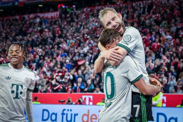 Torjubel der Mannschaft (FC Bayern Muenchen) bei Konrad Laimer 27 (FC Bayern Muenchen) nach seinem Tor zum 4:0, mit Tom Bischof 20 (FC Bayern Muenchen) und Wisdom Mike 36 (FC Bayern Muenchen), FC Bayern Muenchen vs. SV Werder Bremen, DFL, Bundesliga, Saison 2025 2026, Allianz Arena, Hinrunde, 5. Spieltag, 26.09.2025 DFB regulations prohibit any use of photographs as image sequences and or quasi-video Muenchen Bayern Deutschland