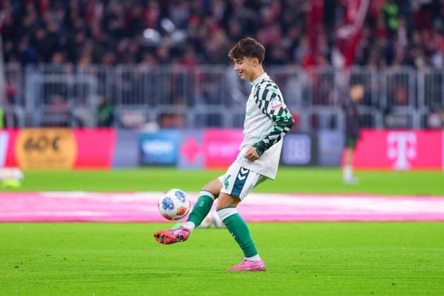 Patrice Covic (24, SV Werder Bremen), während dem aufwärmen beim Spiel zwischen FC Bayern München v SV Werder Bremen, Fußball, Herren, Bundesliga, 2025 2026, 5.Spieltag am 26.09.2025 in München, Allianz-Arena. DFL and DFB regulations prohibit any use of photographs as image sequences and or quasi-video. Bayern Deutschland