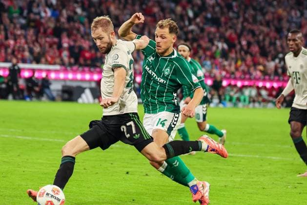 Konrad Laimer 27 (FC Bayern Muenchen) mit dem 4:0, Senne Lynen 14 (SV Werder Bremen) kann es nicht verhindern, FC Bayern Muenchen vs. SV Werder Bremen, DFL, Bundesliga, Saison 2025 2026, Allianz Arena, Hinrunde, 5. Spieltag, 26.09.2025 DFB regulations prohibit any use of photographs as image sequences and or quasi-video Muenchen Bayern Deutschland