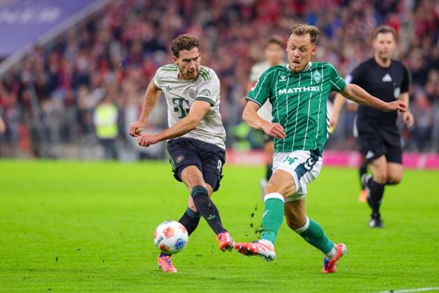 Leon Goretzka (8, FC Bayern München) und Senne Lynen (14, SV Werder Bremen) beim Spiel zwischen FC Bayern München v SV Werder Bremen, Fußball, Herren, Bundesliga, 2025 2026, 5.Spieltag am 26.09.2025 in München, Allianz-Arena. DFL and DFB regulations prohibit any use of photographs as image sequences and or quasi-video. Bayern Deutschland