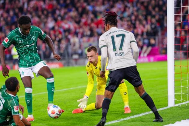 Karim Coulibaly (31, SV Werder Bremen) und Karl Hein (13, SV Werder Bremen) beim Spiel zwischen FC Bayern München v SV Werder Bremen, Fußball, Herren, Bundesliga, 2025 2026, 5.Spieltag am 26.09.2025 in München, Allianz-Arena. DFL and DFB regulations prohibit any use of photographs as image sequences and or quasi-video. Bayern Deutschland