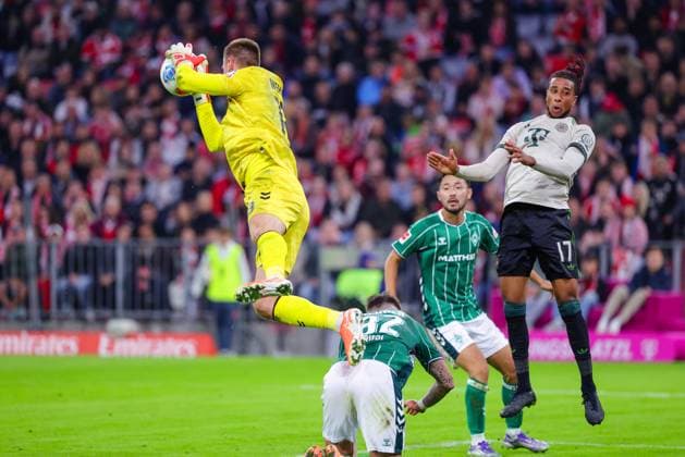 Karl Hein (13, SV Werder Bremen) vor Michael Olise (17, FC Bayern München) beim Spiel zwischen FC Bayern München v SV Werder Bremen, Fußball, Herren, Bundesliga, 2025 2026, 5.Spieltag am 26.09.2025 in München, Allianz-Arena. DFL and DFB regulations prohibit any use of photographs as image sequences and or quasi-video. Bayern Deutschland