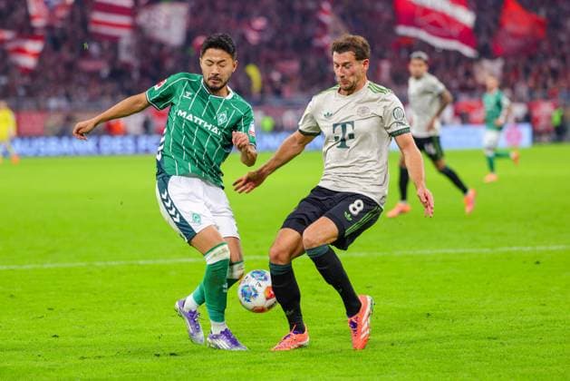 Yukinari Sugawara (3, SV Werder Bremen) und Leon Goretzka (8, FC Bayern München) beim Spiel zwischen FC Bayern München v SV Werder Bremen, Fußball, Herren, Bundesliga, 2025 2026, 5.Spieltag am 26.09.2025 in München, Allianz-Arena. DFL and DFB regulations prohibit any use of photographs as image sequences and or quasi-video. Bayern Deutschland