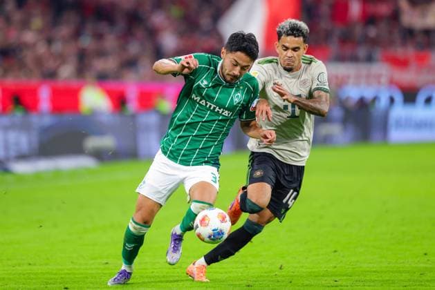 Yukinari Sugawara (3, SV Werder Bremen) und Luis Diaz (14, FC Bayern München) beim Spiel zwischen FC Bayern München v SV Werder Bremen, Fußball, Herren, Bundesliga, 2025 2026, 5.Spieltag am 26.09.2025 in München, Allianz-Arena. DFL and DFB regulations prohibit any use of photographs as image sequences and or quasi-video. Bayern Deutschland