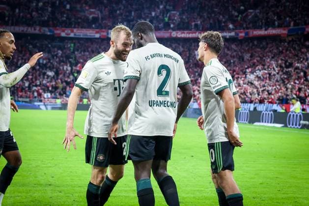 Torschuetze zum 4:0 Konrad Laimer 27 (FC Bayern Muenchen) jubelt mit Dayot Upamecano 2 (FC Bayern Muenchen) und Tom Bischof 20 (FC Bayern Muenchen), FC Bayern Muenchen vs. SV Werder Bremen, DFL, Bundesliga, Saison 2025 2026, Allianz Arena, Hinrunde, 5. Spieltag, 26.09.2025 DFB regulations prohibit any use of photographs as image sequences and or quasi-video Muenchen Bayern Deutschland