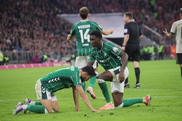 Bremens 3 SUGAWARA und Bremens 31 COULIBALY. Fussball: Bayern - Bremen. 1.Fußball Bundesliga, FC Bayern München - SV Werder Bremen, 5.Spieltag, Saison 2025-2026, am 26.09.2025 in Muenchen, A L L I A N Z A R E N A, Deutschland. Quelle Copyright Credit : Oryk HAIST