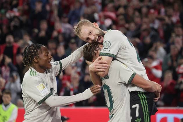 Bayerns Wisdom MIKE, Torschuetze Bayerns 27 Konrad LAIMER und WISDOM nach Tor zum 4:0. Fussball: Bayern - Bremen. 1.Fußball Bundesliga, FC Bayern München - SV Werder Bremen, 5.Spieltag, Saison 2025-2026, am 26.09.2025 in Muenchen, A L L I A N Z A R E N A, Deutschland. Quelle Copyright Credit : Oryk HAIST