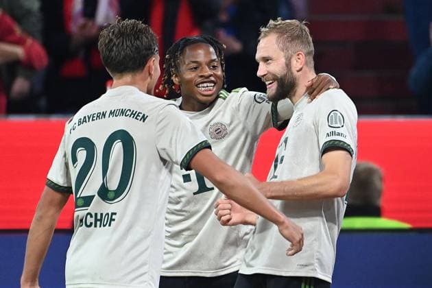 Torjubel Konrad LAIMER (Bayern Muenchen) nach Tor zum 4-0 mit Tom BISCHOF (Bayern Muenchen) und Wisdom MIKE (Bayern Muenchen,li), Jubel,Freude,Begeisterung,Aktion. Fussball 1. Bundesliga Saison 2025 2026, 5.Spieltag, Spieltag05 FC Bayern Muenchen - SV Werder Bremen 4-0 am 26.09.2025 , A L L I A N Z A R E N A.