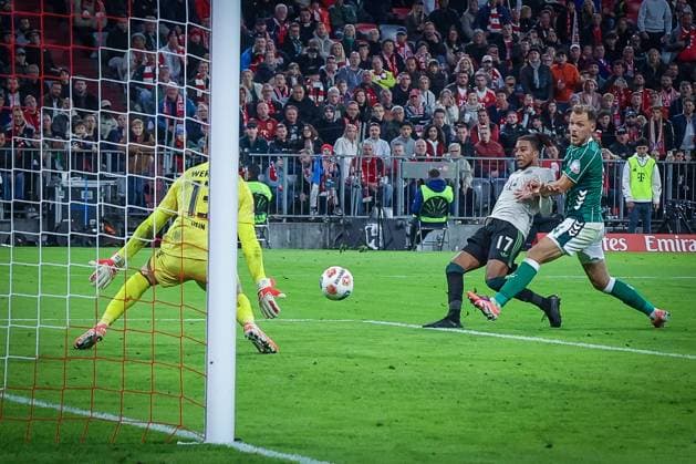 Karl Hein 13 (SV Werder Bremen) haelt einen Schuss auf Tor von Michael Olise 17 (FC Bayern Muenchen), mit Senne Lynen 14 (SV Werder Bremen), FC Bayern Muenchen vs. SV Werder Bremen, DFL, Bundesliga, Saison 2025 2026, Allianz Arena, Hinrunde, 5. Spieltag, 26.09.2025 DFB regulations prohibit any use of photographs as image sequences and or quasi-video Muenchen Bayern Deutschland