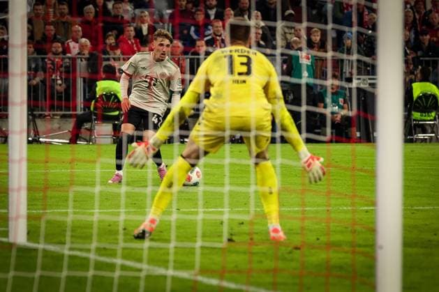 Lennart Karl 42 (FC Bayern Muenchen) mit einer Aktion vor dem Tor von Karl Hein 13 (SV Werder Bremen), FC Bayern Muenchen vs. SV Werder Bremen, DFL, Bundesliga, Saison 2025 2026, Allianz Arena, Hinrunde, 5. Spieltag, 26.09.2025 DFB regulations prohibit any use of photographs as image sequences and or quasi-video Muenchen Bayern Deutschland