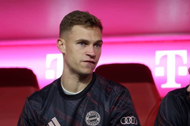 Fussball, Herren, Bundesliga, Saison 2025 2026, FC Bayern München - SV Werder Bremen, Allianz Arena Joshua Kimmich (FC Bayern München) sitzend auf der Auswechselbank, Ersatzbank, Kopf, Portrait DFB, DFL regulations prohibit any use of photographs as image sequences and or quasi-video