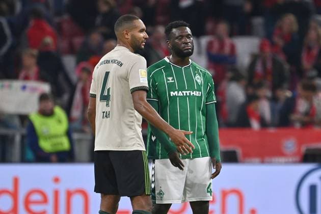 v.li:Jonathan TAH (Bayern Muenchen) mit Victor BONIFACE (Werder Bremen) nach Spielende. Fussball 1. Bundesliga Saison 2025 2026, 5.Spieltag, Spieltag05 FC Bayern Muenchen - SV Werder Bremen 4-0 am 26.09.2025 , A L L I A N Z A R E N A. Â
