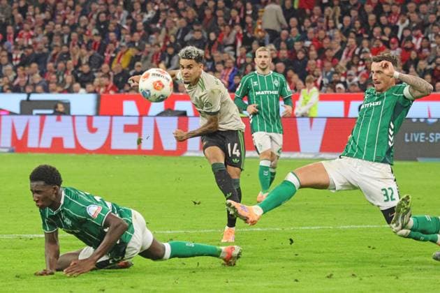 14 Luis Diaz (FCB) gegen 31 Karim Coulibaly, 32 Marco Friedl (Bremen) Fussball 1. BL FC Bayern München - SV Werder Bremen 26.09.2025 Allianz Arena FOTO: Mladen Lackovic LakoPress