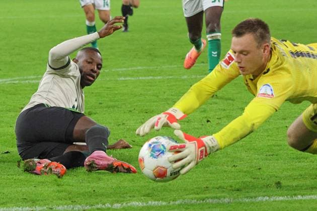 11 Nicolas Jackson (FCB) gegen Torwart, 13 Karl Hein (Bremen) Aktion, Zweikampf, Fussball 1. BL FC Bayern München - SV Werder Bremen 26.09.2025 Allianz Arena FOTO: Mladen Lackovic LakoPress