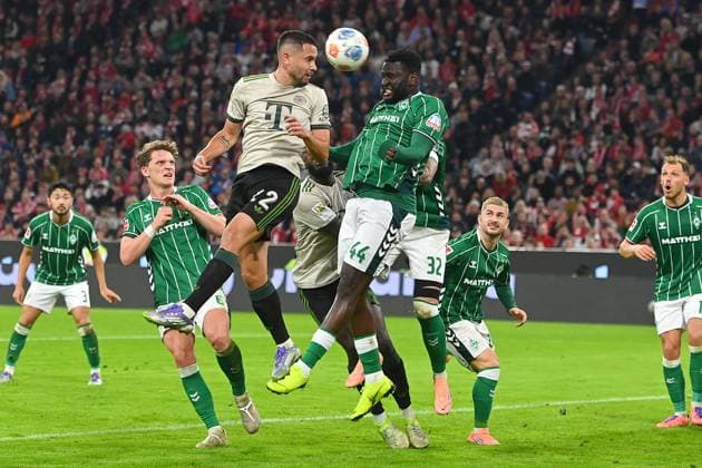 Strafraumszene mit Raphael GUERREIRO (Bayern Muenchen),Aktion,Zweikampf gegen Victor BONIFACE (Werder Bremen). Fussball 1. Bundesliga Saison 2025 2026, 5.Spieltag, Spieltag05 FC Bayern Muenchen - SV Werder Bremen 4-0 am 26.09.2025 , A L L I A N Z A R E N A.