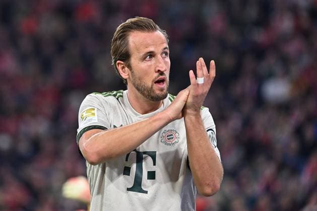 Harry KANE (Bayern Muenchen) bei Auswechslung, klatscht Aplaus, Aktion,Einzelbild,angeschnittenes Einzelmotiv,Halbfigur,halbe Figur. Fussball 1. Bundesliga Saison 2025 2026, 5.Spieltag, Spieltag05 FC Bayern Muenchen - SV Werder Bremen 4-0 am 26.09.2025 , A L L I A N Z A R E N A.