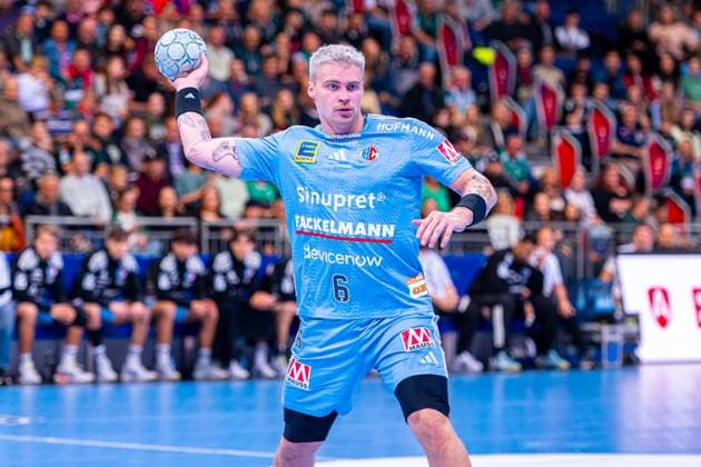 Marek Nissen (HC Erlangen, Nr. 6) (v.l.), TSV Hannover-Burgdorf (grün) gegen HC Erlangen (hellblau) am 6. Spieltag der Saison 2025 2026 in der DAIKIN Handball-Bundesliga (26.09.2025, ZAG Arena (Hannover, GER), Copyright: xJanxGuentherx xTSVxHannover-Burgdorfx