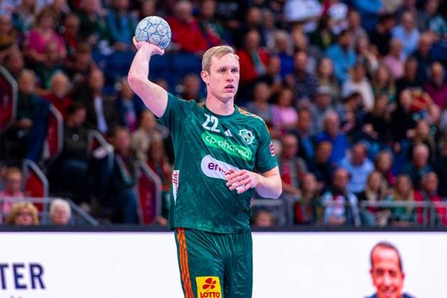 Marian Michalczik (TSV Hannover-Burgdorf, Nr. 22) (v.l.), TSV Hannover-Burgdorf (grün) gegen HC Erlangen (hellblau) am 6. Spieltag der Saison 2025 2026 in der DAIKIN Handball-Bundesliga (26.09.2025, ZAG Arena (Hannover, GER), Copyright: xJanxGuentherx xTSVxHannover-Burgdorfx