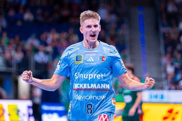 Sander Andreassen overjordet (HC Erlangen, Nr. 8) (v.l.), TSV Hannover-Burgdorf (grün) gegen HC Erlangen (hellblau) am 6. Spieltag der Saison 2025 2026 in der DAIKIN Handball-Bundesliga (26.09.2025, ZAG Arena (Hannover, GER), Copyright: xJanxGuentherx xTSVxHannover-Burgdorfx