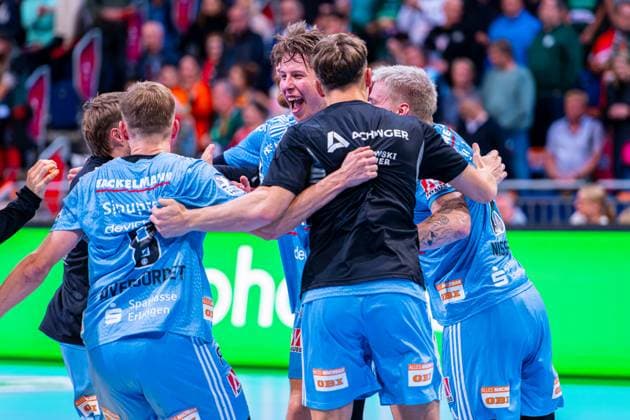 Florian Scheerer (HC Erlangen, Nr. 10) (v.l.), TSV Hannover-Burgdorf (grün) gegen HC Erlangen (hellblau) am 6. Spieltag der Saison 2025 2026 in der DAIKIN Handball-Bundesliga (26.09.2025, ZAG Arena (Hannover, GER), Copyright: xJanxGuentherx xTSVxHannover-Burgdorfx