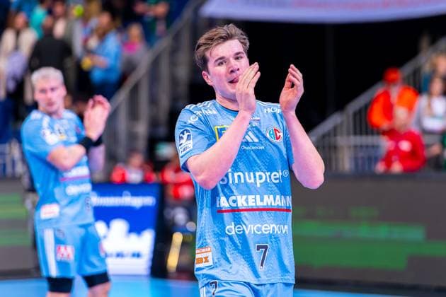 Yannik Bialowas (HC Erlangen, Nr. 7) (v.l.), TSV Hannover-Burgdorf (grün) gegen HC Erlangen (hellblau) am 6. Spieltag der Saison 2025 2026 in der DAIKIN Handball-Bundesliga (26.09.2025, ZAG Arena (Hannover, GER), Copyright: xJanxGuentherx xTSVxHannover-Burgdorfx