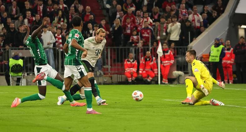26.09.2025, FC Bayern vs Werder Bremen, Allianz Arena Muenchen, Fussball, im Bild: Harry Kane (FC Bayern Muenchen) scheitert an Karl Hein (Bremen)