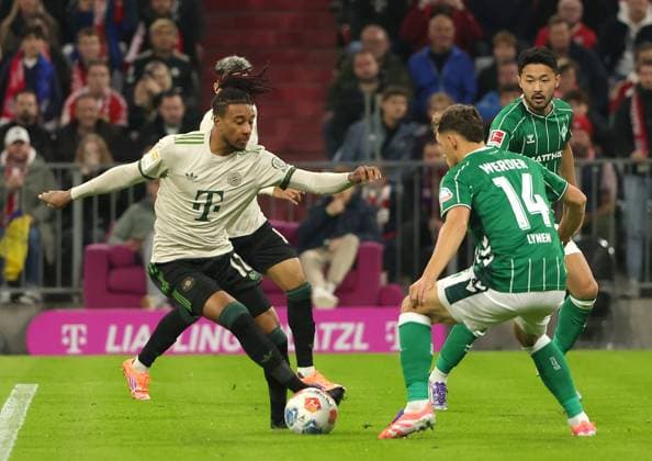 26.09.2025, FC Bayern vs Werder Bremen, Allianz Arena Muenchen, Fussball, im Bild: Michael Olise (FC Bayern Muenchen) vs Senne Lynen (Bremen) und Yukinari Sugawara (Bremen)