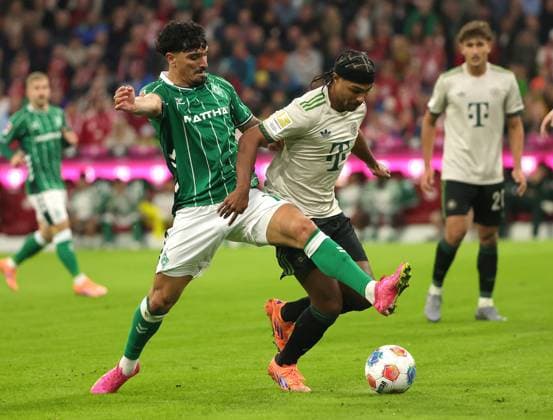 26.09.2025, FC Bayern vs Werder Bremen, Allianz Arena Muenchen, Fussball, im Bild: Cameron Puertas (Bremen) vs Serge Gnabry (FC Bayern Muenchen)