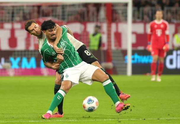 26.09.2025, FC Bayern vs Werder Bremen, Allianz Arena Muenchen, Fussball, im Bild: Leon Goretzka (FC Bayern Muenchen) vs Cameron Puertas (Bremen)