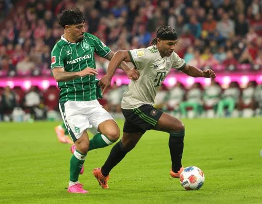 26.09.2025, FC Bayern vs Werder Bremen, Allianz Arena Muenchen, Fussball, im Bild: Cameron Puertas (Bremen) vs Serge Gnabry (FC Bayern Muenchen)