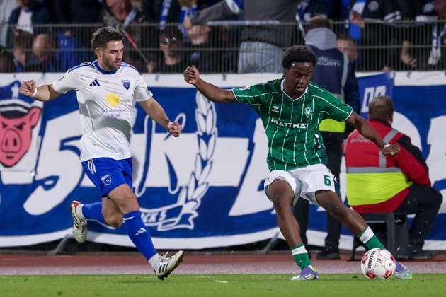 v.li.: Tido Steffens (BSV Kickers Emden, 21) und Wesley Adeh (SV Werder Bremen II, 6) im Zweikampf, Duell, Dynamik, Aktion, Action, Spielszene, 26.09.2025, Bremen (Deutschland), Fussball, Regionalliga Nord, SV Werder Bremen II - BSV Kickers Emden