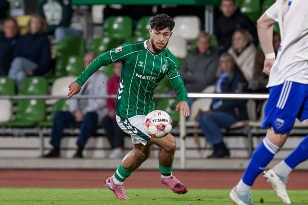 Safa Yildirim (SV Werder Bremen II, 7) am Ball, Einzelbild, Ganzkörper, Aktion, Action, Spielszene, 26.09.2025, Bremen (Deutschland), Fussball, Regionalliga Nord, SV Werder Bremen II - BSV Kickers Emden