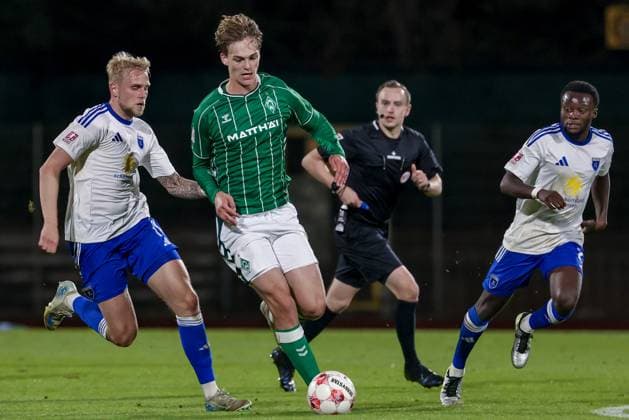 v.li.: Marvin Eilerts (BSV Kickers Emden, 11) und Mats Heitmann (SV Werder Bremen II, 3) im Zweikampf, Emanuel Adou (BSV Kickers Emden, 27), Duell, Dynamik, Aktion, Action, Spielszene, 26.09.2025, Bremen (Deutschland), Fussball, Regionalliga Nord, SV Werder Bremen II - BSV Kickers Emden