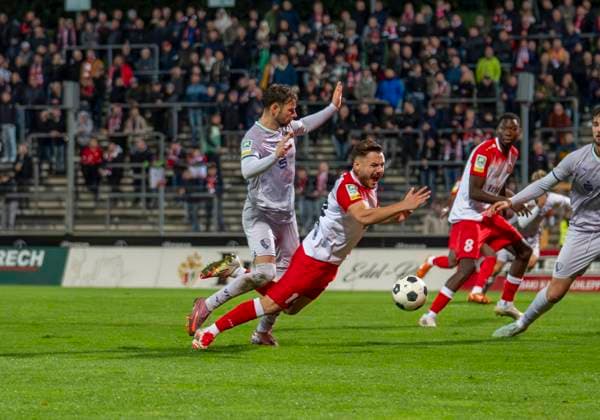 Oemer Tokac (Sportfreunde Siegen, 14) wird im Strafraum von Nicolas Abdat (VfL Bochum U21, U 21 15) zu Fall gebracht. Sportfreunde Siegen - VfL Bochum U21 26.09.2025 Fussball, Regionalliga West, 10. Spieltag, GER, Siegen, Leimbachstadion Siegen Copyright: HMBxMedia xMarcoxBader