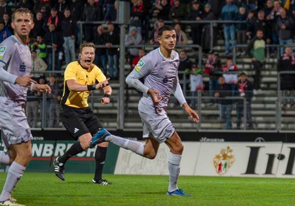 Maurice Stubenrauch (Schiedsrichter) winkt ab. Sportfreunde Siegen - VfL Bochum U21, U 21 26.09.2025 Fussball, Regionalliga West, 10. Spieltag, GER, Siegen, Leimbachstadion Siegen Copyright: HMBxMedia xMarcoxBader